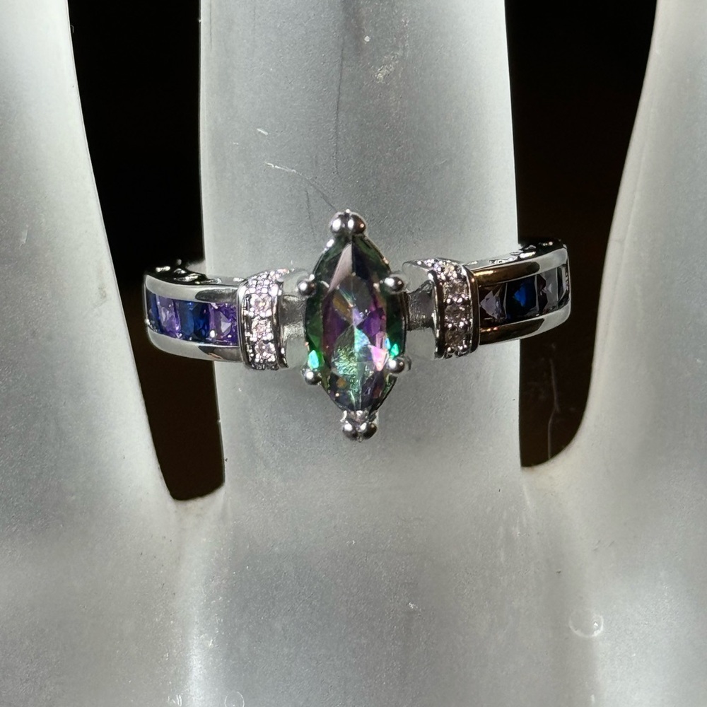 Fashion Ring size 8 beautiful sparkle New!